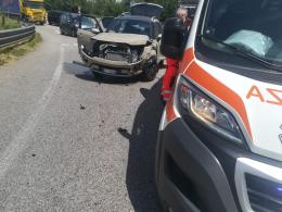Incidente: un'auto si schianta contro un pullman