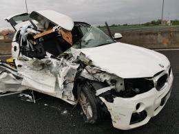 Schianto tra auto e tir: miracolata una bimba di 5 anni