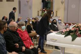 "Ciao dolce Angelo biondo": in centinaia per l'addio a Linda