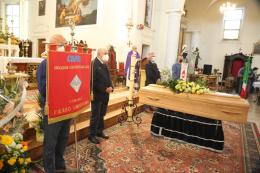 Sono arrivati in tantissimi per dare l'ultimo saluto a Giancarlo