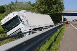 Tir tampona un furgone e finisce fuori strada
