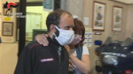 Marco riabbraccia i suoi genitori