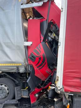 Muore tra le lamiere del tir in A13