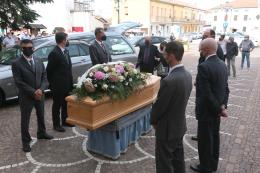 L'addio tra le lacrime a Valentina