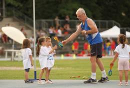 Un’onda colorata invade il campo di Atletica