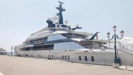 Un immenso yacht ormeggiato a Venezia