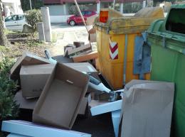 "Stop ai rifiuti fuori dai cassonetti"