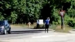 Corre nudo in strada, ma con la mascherina
