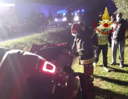Perde il controllo dell’auto e finisce ruote all'aria nel fossato