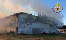 Lotta contro le fiamme in un'azienda agricola