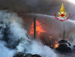 Va a fuoco un capannone con oltre 2000 quintali di foraggio