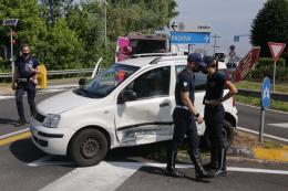 Scontro su viale Porta Adige, traffico in tilt