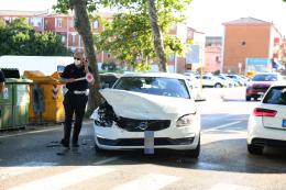 Scontro tra due auto di fronte alla questura