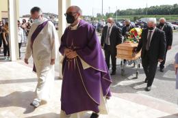 L'ultimo abbraccio del paese ad Antonio