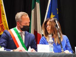 Il sindaco Munari giura in un teatro pieno