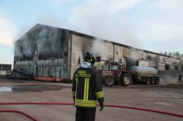 Brucia un capannone di indifferenziata a Boara