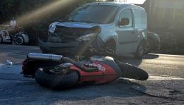 Motociclista sbalzato dopo l'impatto con un furgone