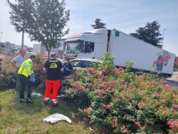 Tir trascina auto sull'aiuola della rotatoria