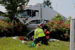 Tir centra un'auto e la trascina sulla rotatoria: feriti