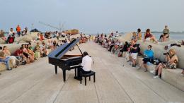 Domani il pianista fuori posto torna in Diga