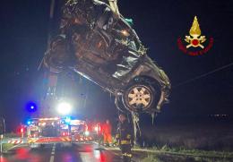 Auto nel canale, tranciata una condotta dell'acqua, una ferita grave