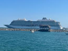 Ore 15,40: occhi puntati sulla grande nave che saluta Chioggia