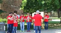 La città batte il ritmo della marching band!