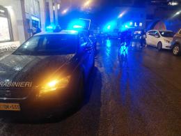 Lite nel quartiere: "Mi vuole uccidere con la sciabola"