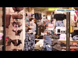 Lo shopping del giovedì ha sfidato il maltempo