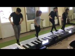 Quattro ragazzi suonano Despacito con i piedi: e il loro successo è globale 