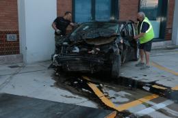 Abbattono con l'auto recinzione e la devastano