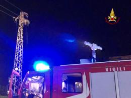 Sale su un traliccio, muore folgorato