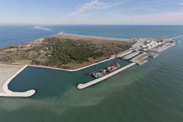 I portuali incrociano le braccia