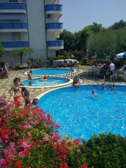 Bimba salvata dall'annegamento in piscina