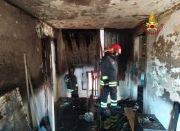 Dimenticano la candela accesa in camera, hotel in fiamme