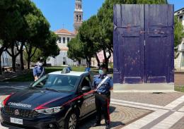 Lanciano sassi contro la porta della Rotonda, denunciati 3 ragazzi
