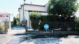Via Rossini, tubo rotto “E’ così da settimane”