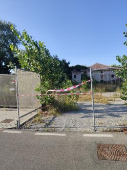 "Necessaria costante manutenzione del verde e chiusura dell'area, diventata alloggio di sbandati"