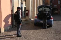 Furto nella notte alla gioielleria, sfondano la vetrina con l'auto e fanno razzia
