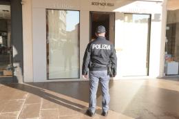 Assalto dei ladri in pieno centro, vetrina sfondata con l'auto e razzia