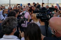 L'ex premier aggredito da una no vax: "E' una rivale di Stecco"