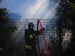 Brucia un garage, case a Pezzoli avvolte dal fumo
