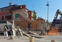 Crolla un'impalcatura a Taglio di Po 