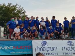 Le squadre di nuotatori e atleti si presentano alla città