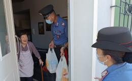 Il regalo dei carabinieri ad un'anziana bloccata in casa 