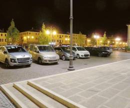 In piazza Cavour il parcheggio selvaggio è la regola