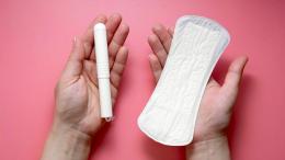 Assorbenti gratuiti a scuola, domenica la distribuzione