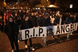 Arrivano a centinaia, per la fiaccolata per i tre ragazzi