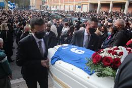 La città è un mare di lacrime e affetto. "Addio ragazzi"