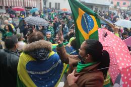 Arrivano anche i Pro Bolsonaro: e sale la tensione